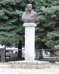 Памятник-бюст Т.Г.Шевченко в Токмаке