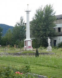 Памятник Мечу в смт. Чинадиево
