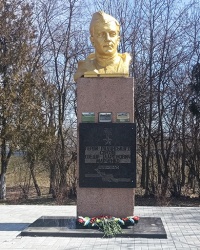 Памятник Герою Советского Союза Марченко Ф. И. в пгт. Белики