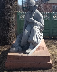 Скульптура казака возле Беликского краеведческого музея