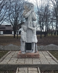 Памятник скорбящей матери-вдове в пгт. Белики
