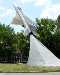 Самолет МиГ-21 на постаменте в Луганске