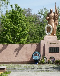 Памятник советским воинам (1941-1945) в с. Старая Жадова (Сторожинецкий р-н)