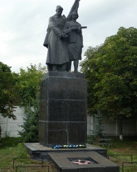 Памятник советским воинам-односельчанам в пос. Новые Санжары