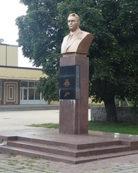 Памятник советскому государственному и партийному деятелю Коваленку А. В. в пос. Новые Санжары