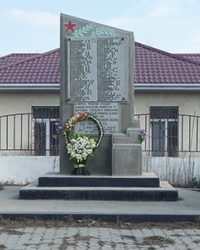 Памятник погибшим в годы войны рабочим и жителям с. Куяльник