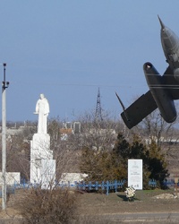 Памятник самолет ЯК-28 в с. Мариновка