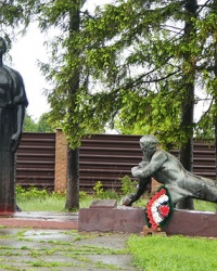 Мемориал советским воинам и землякам колхозникам в г. Ахтырка