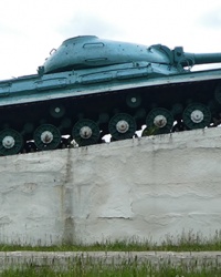 Памятник Танк Т-10М на постаменте в с. Бобино