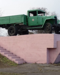 Памятник ГАЗ-АА (полуторка) на постаменте в пгт Петриковка