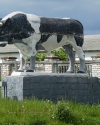 Памятник быку-производителю в с. Боромля