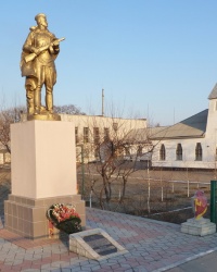 Могила советского воина и памятник воинам-односельчанам в с.Садки