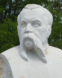 Памятник писателю Михаилу Старицкому в с. Буша