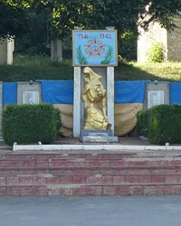 Братська могила і пам'ятник воїнам-односельчанам в с. Серебрія