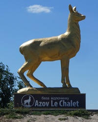 Скульптура Оленихи «Azov Le Chalet» у пгт. Акимовка