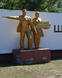 Скульптура колхозникам села Шелюги