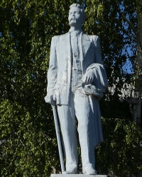Памятник Максиму Горькому (опирающийся на трость) в с. Плодородное