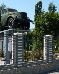 Памятник водителям и трактористам колхоза "Победа" в с.Доброполье