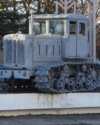 Памятник трактор ХТЗ Т-71 в с. Александровка
