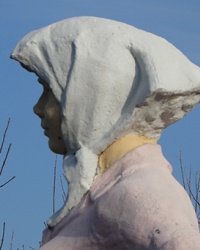 Скульптура колхозницы в с. Инженерное