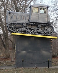 Памятник трактор ДТ-75 в г. Гуляйполе
