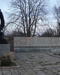 Братская могила советским воинам в с. Омельник (Ореховский р-н)
