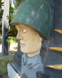 Памятник воинам-односельчанам в Новоселовке (Новомосковский р-н)