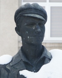Памятник поэту Дмитрию Вакарову в с. Иза