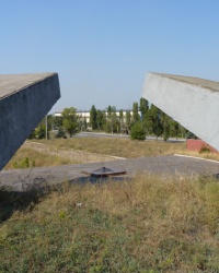 Братская могила. Памятник курсантам-артиллеристам в Днепропетровске