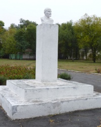 Памятник-бюст Ленину в Новопокровке