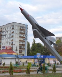 Самолет МиГ-21 на постаменте в Новомосковске