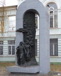 Памятник выпускникам и преподавателям ДКТИ в г. Днепропетровск