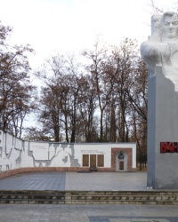 Мемориал и братская могила в г.Ингулец. Могила Каткова Ф.Л