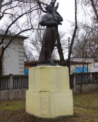 Памятник матери и ребенка в пгт.Новгородка