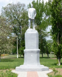 Памятник М.Горькому возле дома культуры с.Покровское (Никопольский р-н)