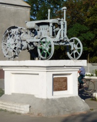 Памятник первым женщинам-трактористкам села Межирич