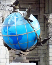 Географический знак Глобус на Майдане Незалежности