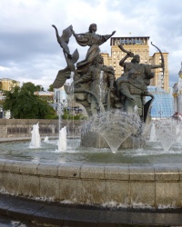 Памятник-фонтан основателям Киева на Майдане Незалежности