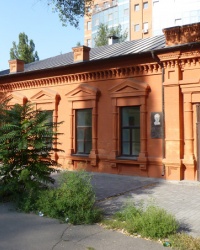 В этом доме с 1871-1890 жил А.Н Поль (пл.Октябрьская, 10)