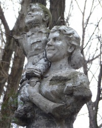 Скульптура матери с ребенком во дворе г.Днепродзержинск