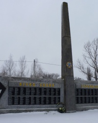 Памятная стела героям землякам (1941-1945) в пгт.Петрово