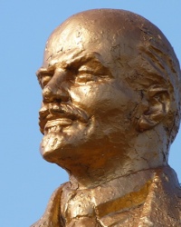 Памятник В.И.Ленину в с.Заплавка (Магдалиновский р-н)