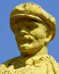 Памятник В.И.Ленину в с.Маячка (Новосанжарский р-н)