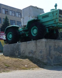 Памятник трактор Т-150 на постаменте в г.Васильевка