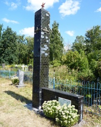 Памятник с захоронением погибших в 1967 году летчиков в г. Миргород
