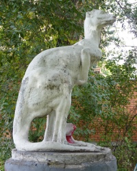 Памятник кенгуру в Днепропетровске