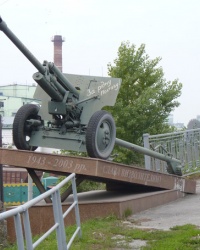 Памятник пушка ЗИС-3 на мосту в г.Полтава