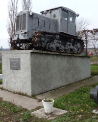 Памятник трактор Т-74 в с.Голубовка