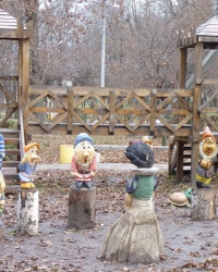 Деревянные скульптуры в парке Богдана Хмельницкого (г.Кобеляки)