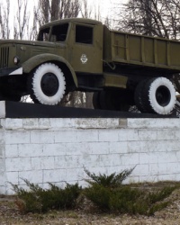 Памятник автомобиль МАЗ-205 в г.Светловодск